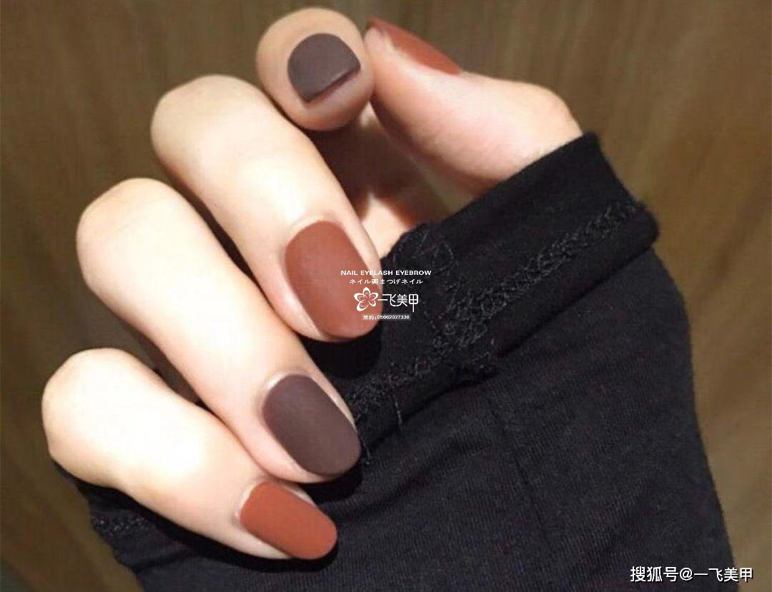 深棕色美甲真的爱了！复古又显白~