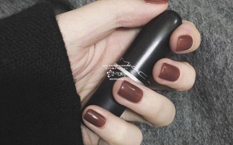 深棕色美甲真的爱了！复古又显白~