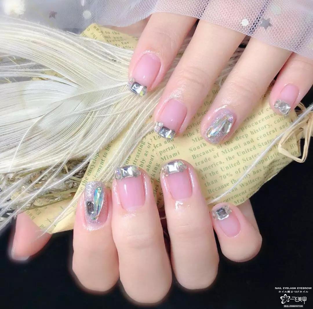 过年、聚会和婚礼等各场合都适用的美甲款式，