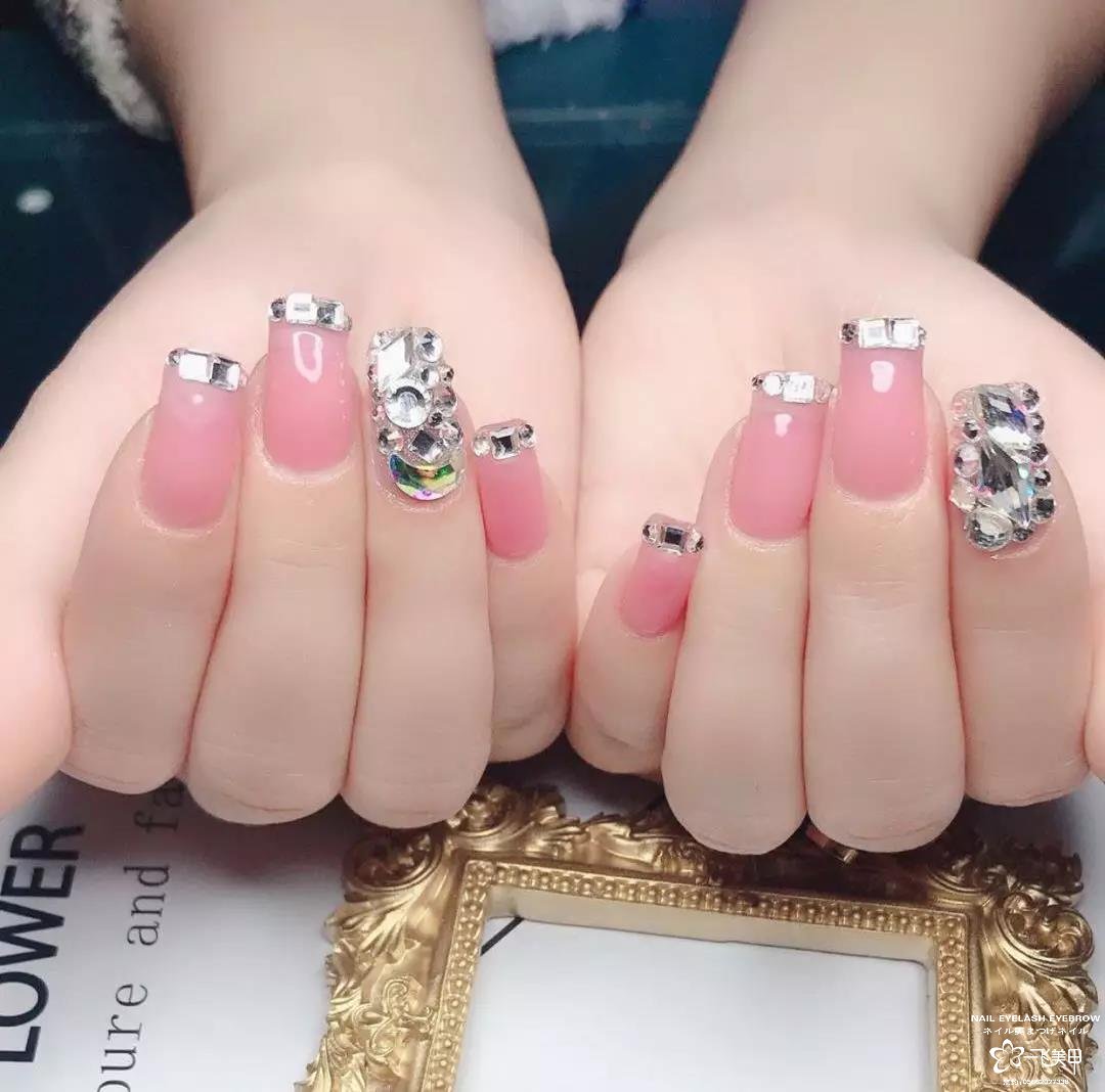 过年、聚会和婚礼等各场合都适用的美甲款式，