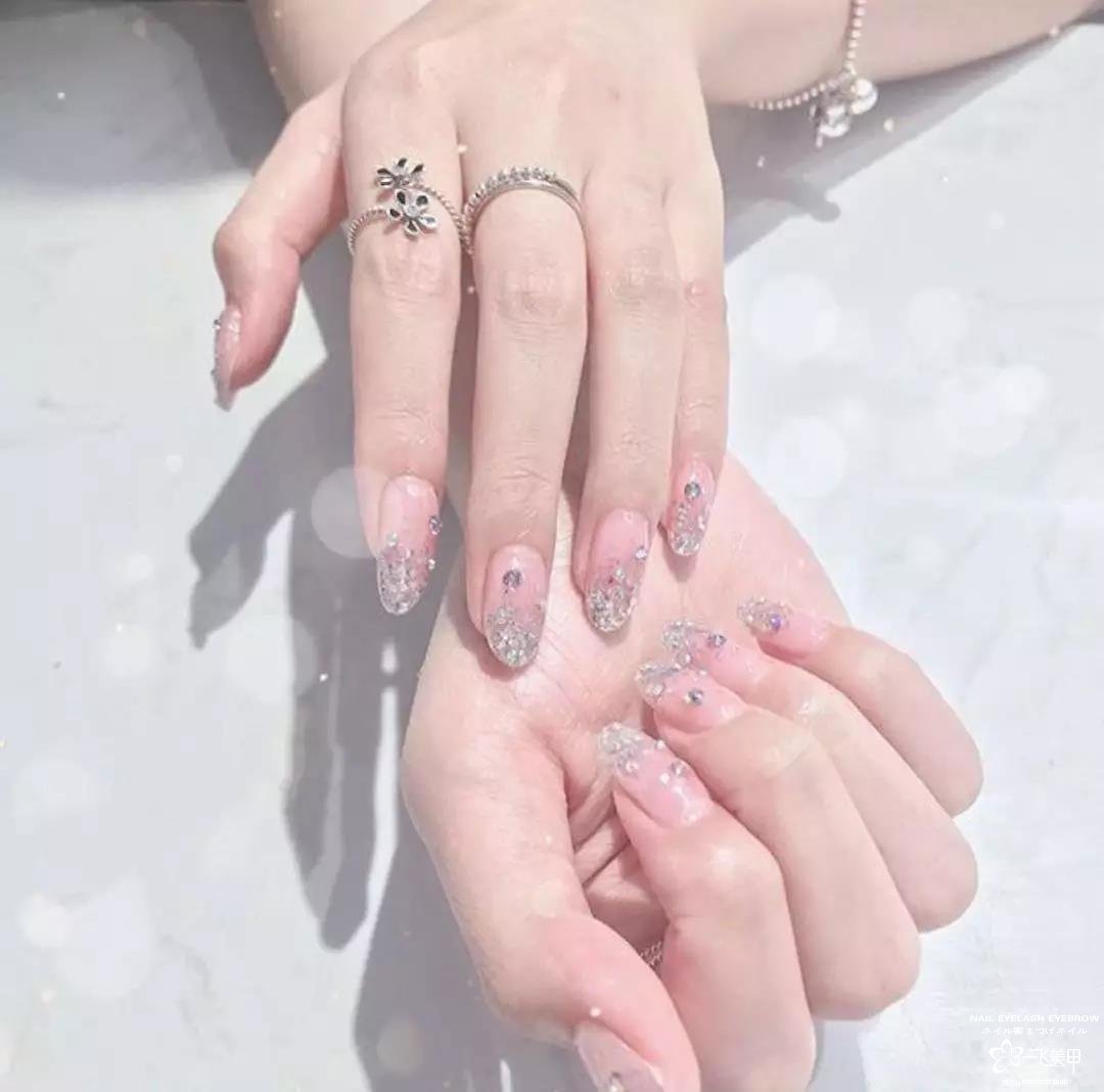 过年、聚会和婚礼等各场合都适用的美甲款式，