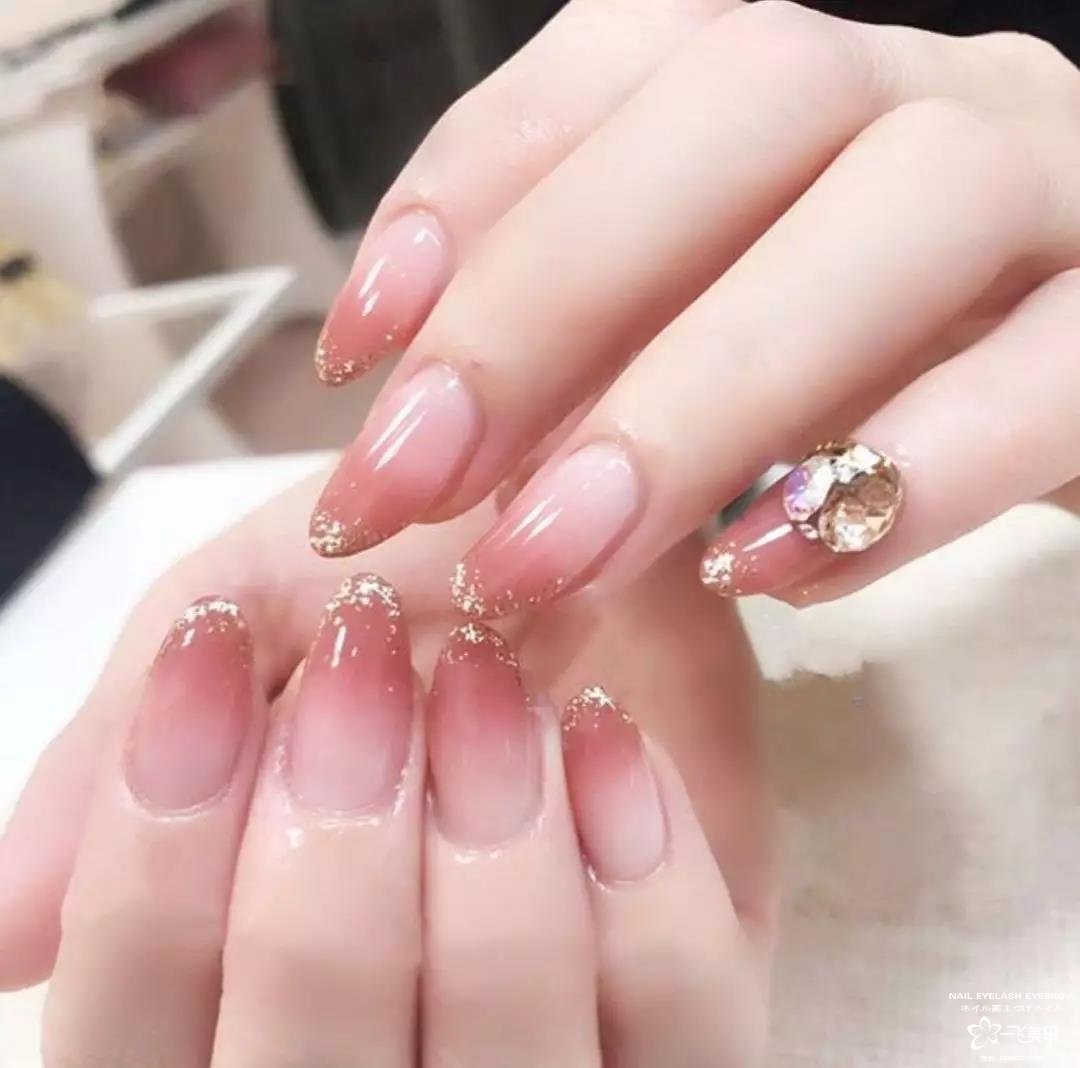 过年、聚会和婚礼等各场合都适用的美甲款式，