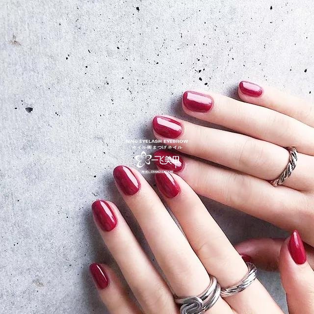 你喜欢纯色甲吗？那种极简且好看的。