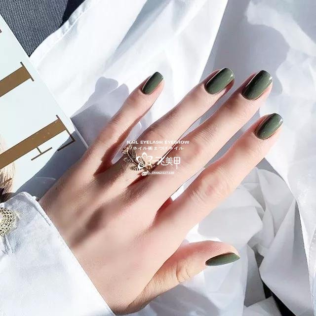 你喜欢纯色甲吗？那种极简且好看的。