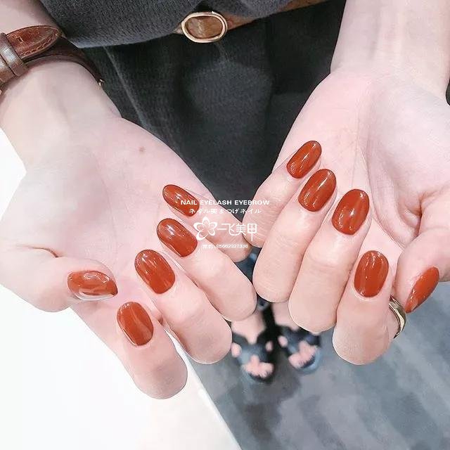 你喜欢纯色甲吗？那种极简且好看的。