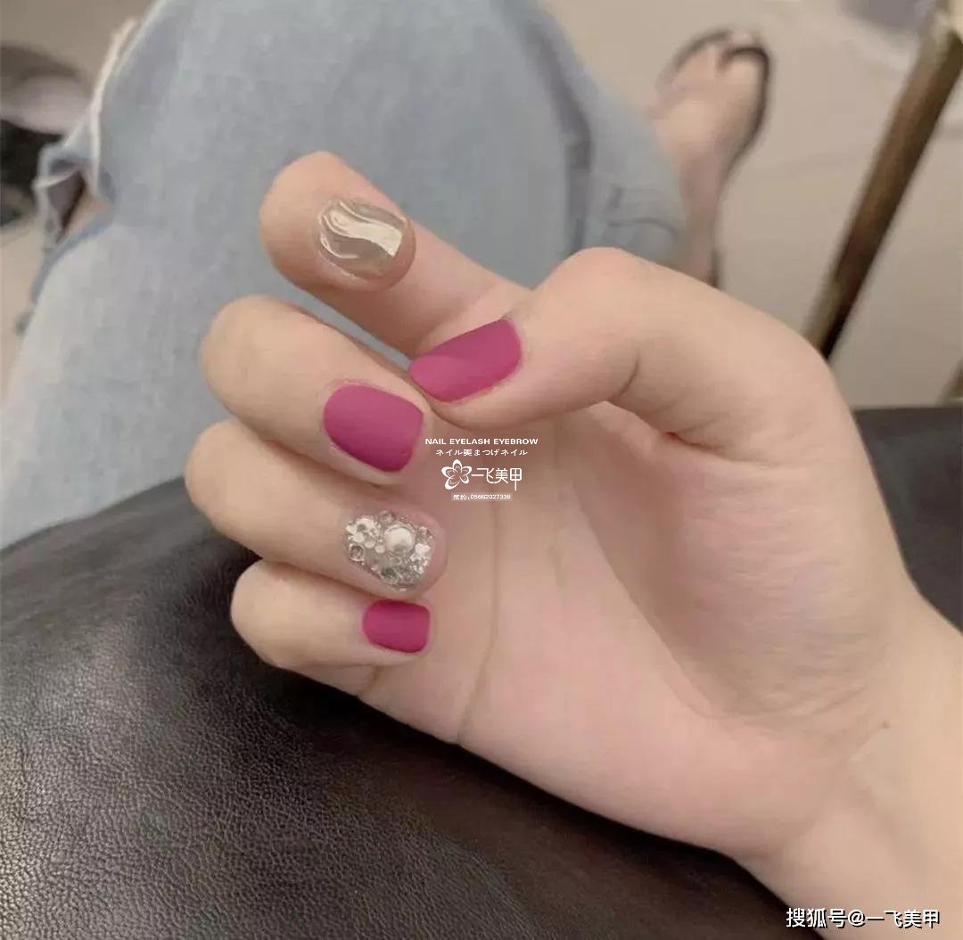 无敌显白的梅子色美甲，这么火爆你一定要试试！