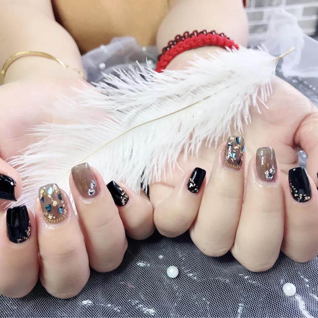 想不到透透的黑色美甲也能这么美！