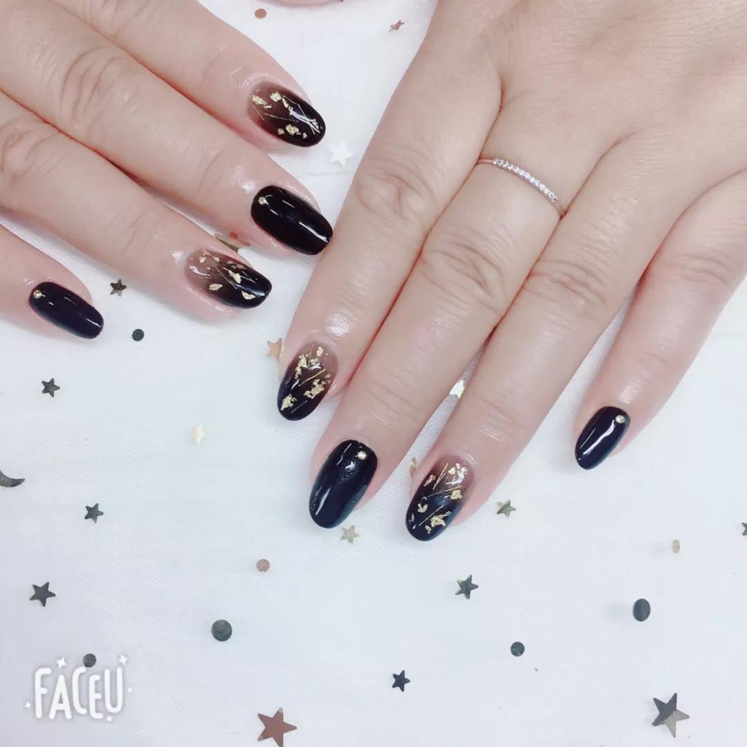 想不到透透的黑色美甲也能这么美！