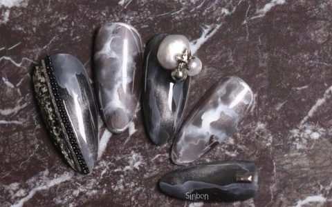 我的天啊！居然黑色美甲也可这样温柔好看呢