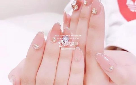 嫩出水的蜜桃色美甲，无法拒绝的诱惑