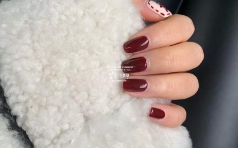 想做美甲？我告诉你今年流行什么色！
