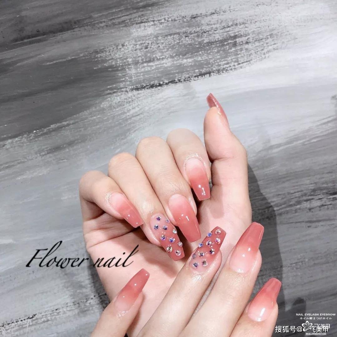 初春做渐变美甲，真的很美~