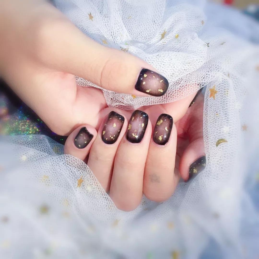 想不到透透的黑色美甲也能这么美！