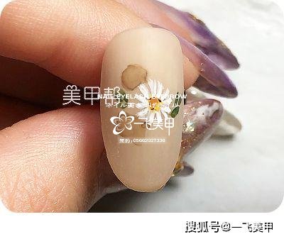 新手也能做的3款新春雏菊美甲