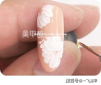 新手也能做的3款新春雏菊美甲