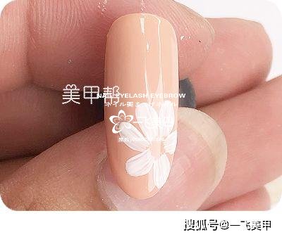 新手也能做的3款新春雏菊美甲