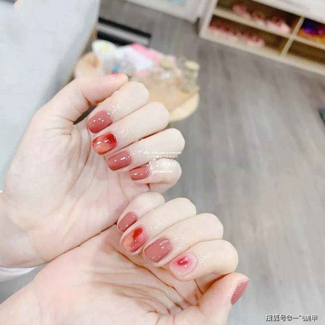 2020年的春季，短指甲做什么款好看？