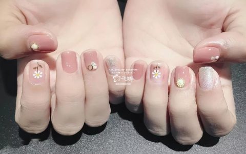 2020年的春季，短指甲做什么款好看？