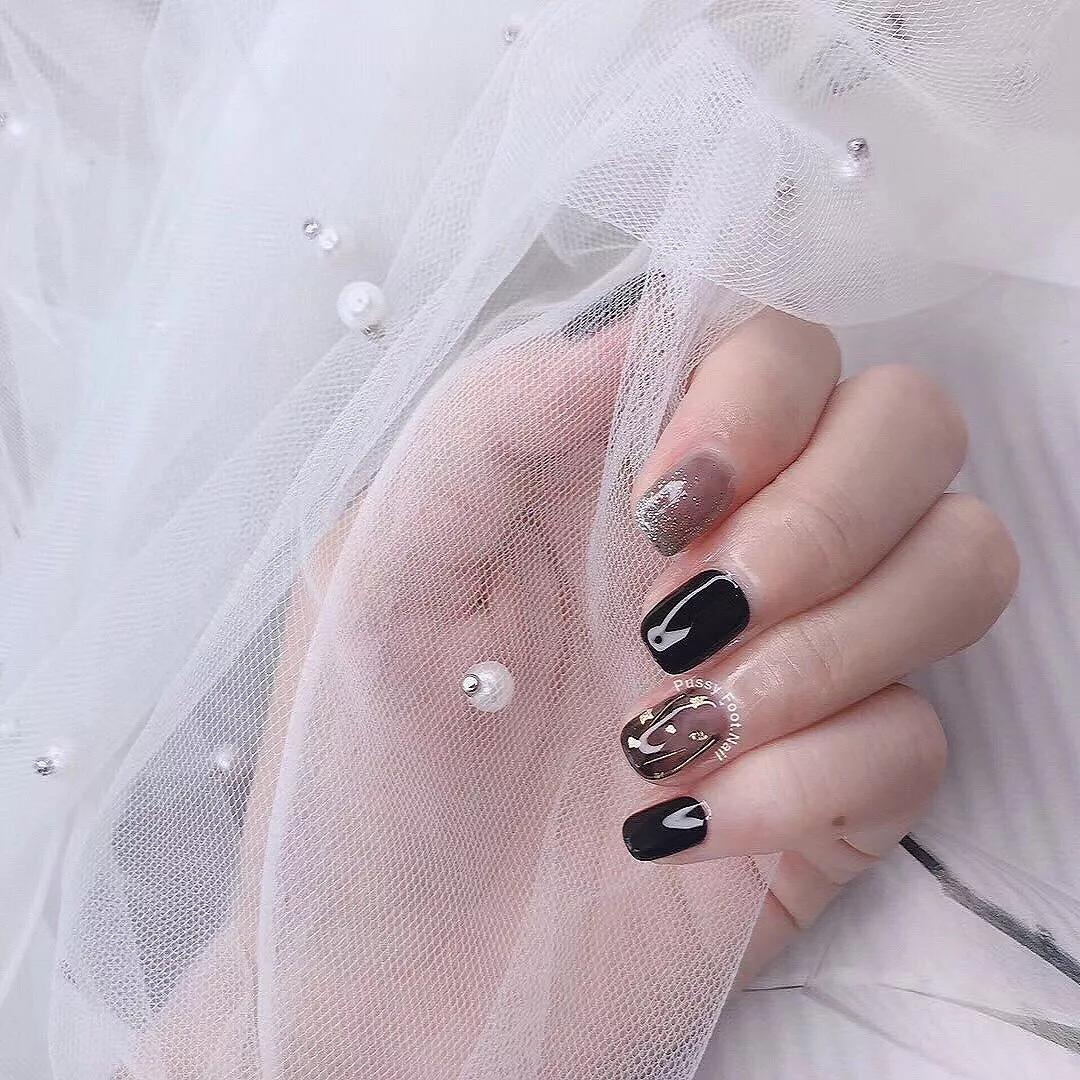 想不到透透的黑色美甲也能这么美！