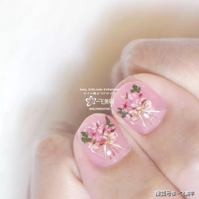 干花美甲要怎么搭才好看呢？