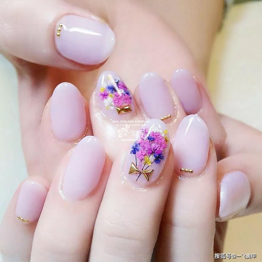 干花美甲要怎么搭才好看呢？