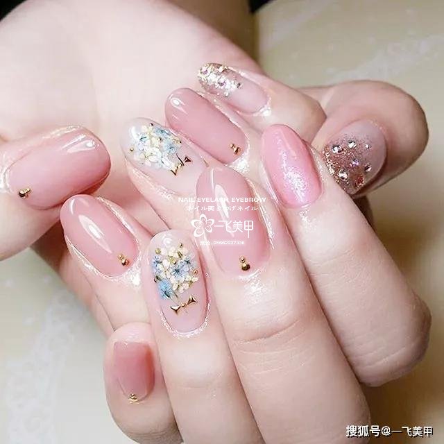 干花美甲要怎么搭才好看呢？