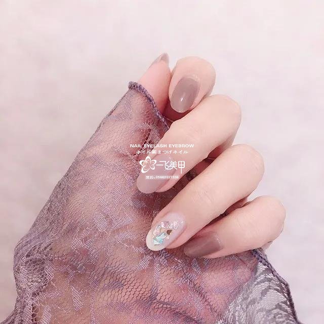 就让这些半透明的美甲，陪你过美美的春天吧