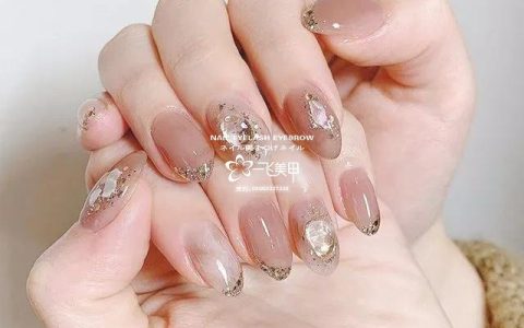 就让这些半透明的美甲，陪你过美美的春天吧