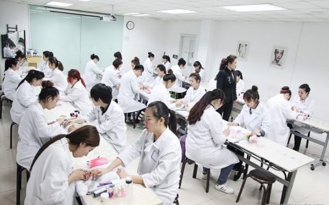 为你的指甲做一个免费健康SPA