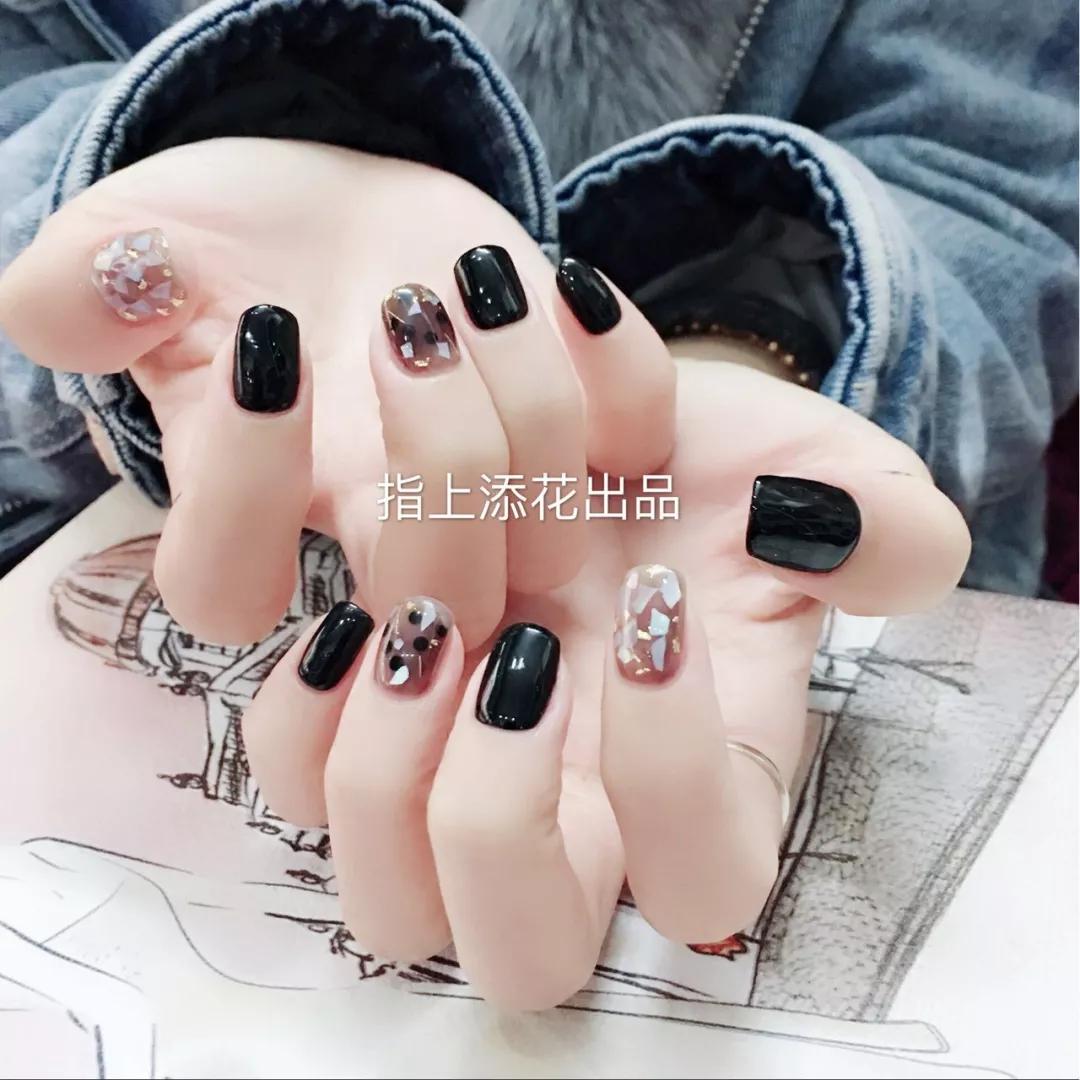 想不到透透的黑色美甲也能这么美！
