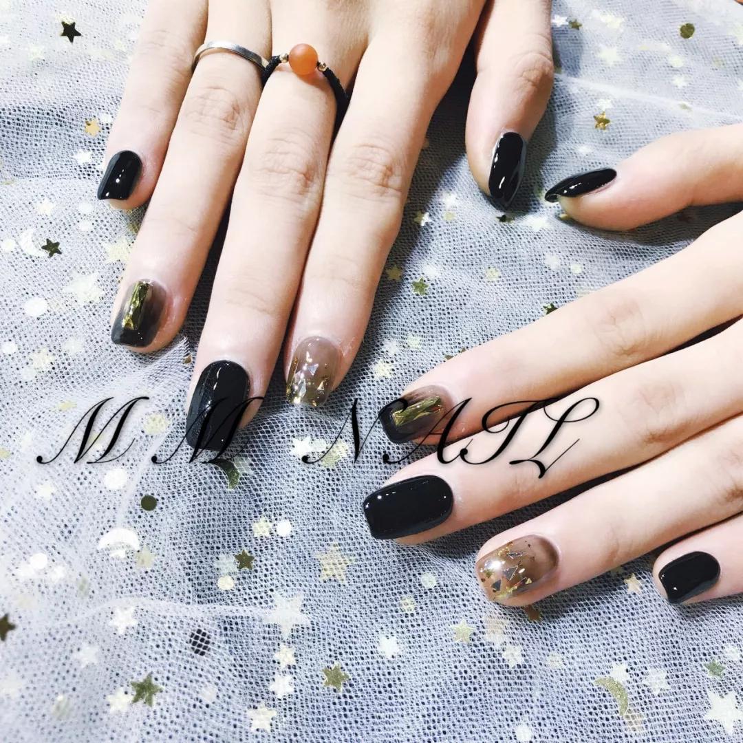 想不到透透的黑色美甲也能这么美！