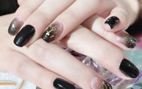 想不到透透的黑色美甲也能这么美！
