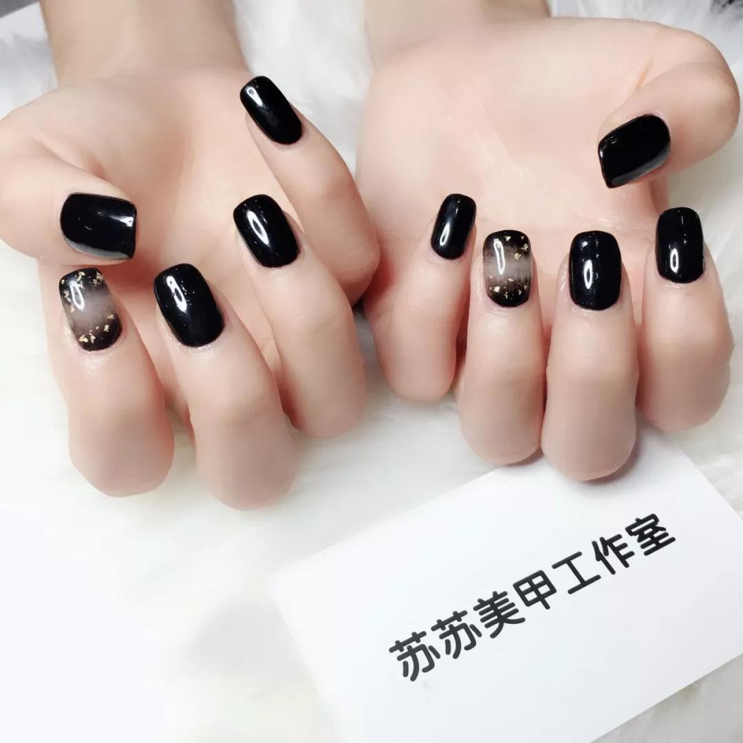 想不到透透的黑色美甲也能这么美！