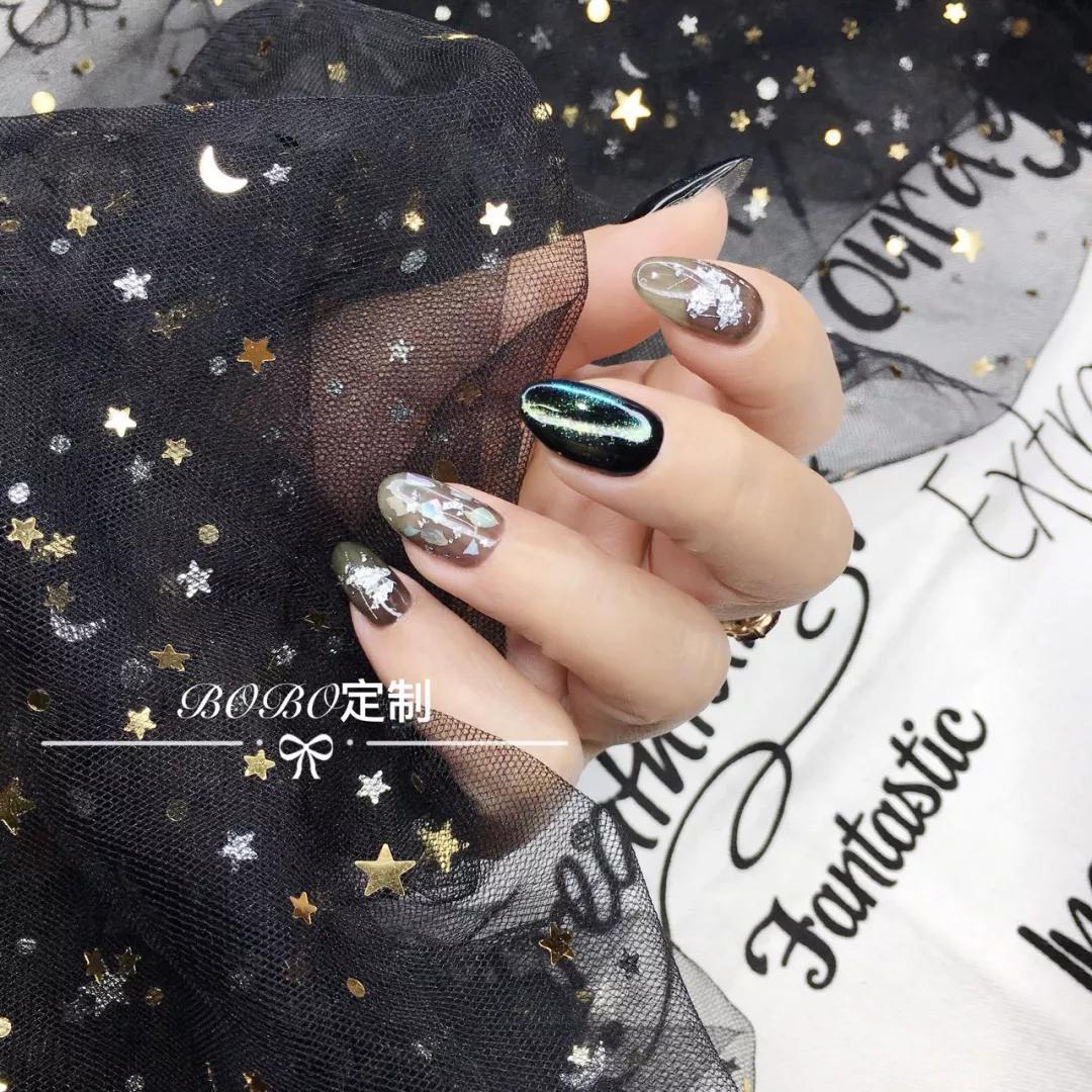 想不到透透的黑色美甲也能这么美！