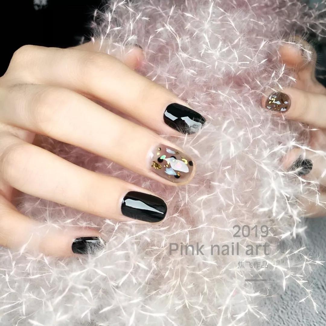 想不到透透的黑色美甲也能这么美！
