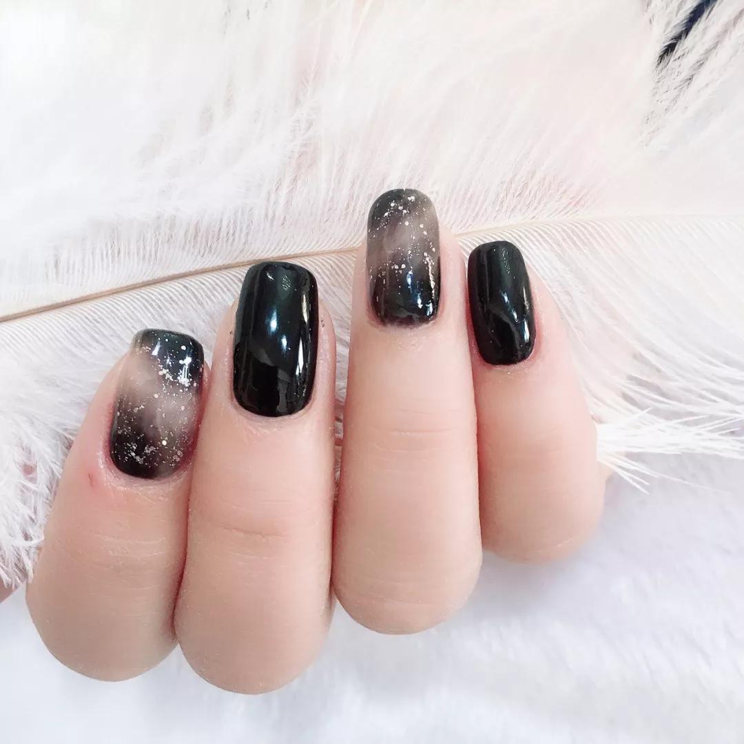 想不到透透的黑色美甲也能这么美！