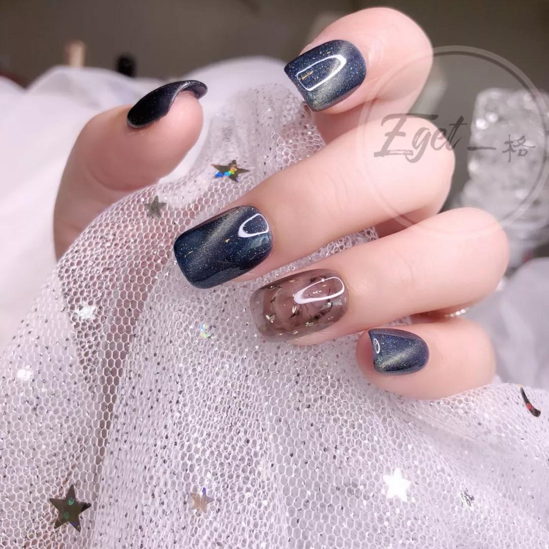 想不到透透的黑色美甲也能这么美！