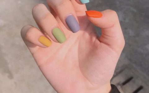 春夏交接的ins风磨砂短款美甲，就是这么诱人