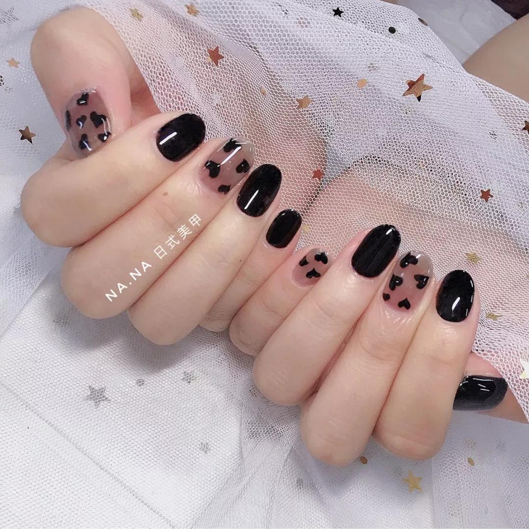 想不到透透的黑色美甲也能这么美！