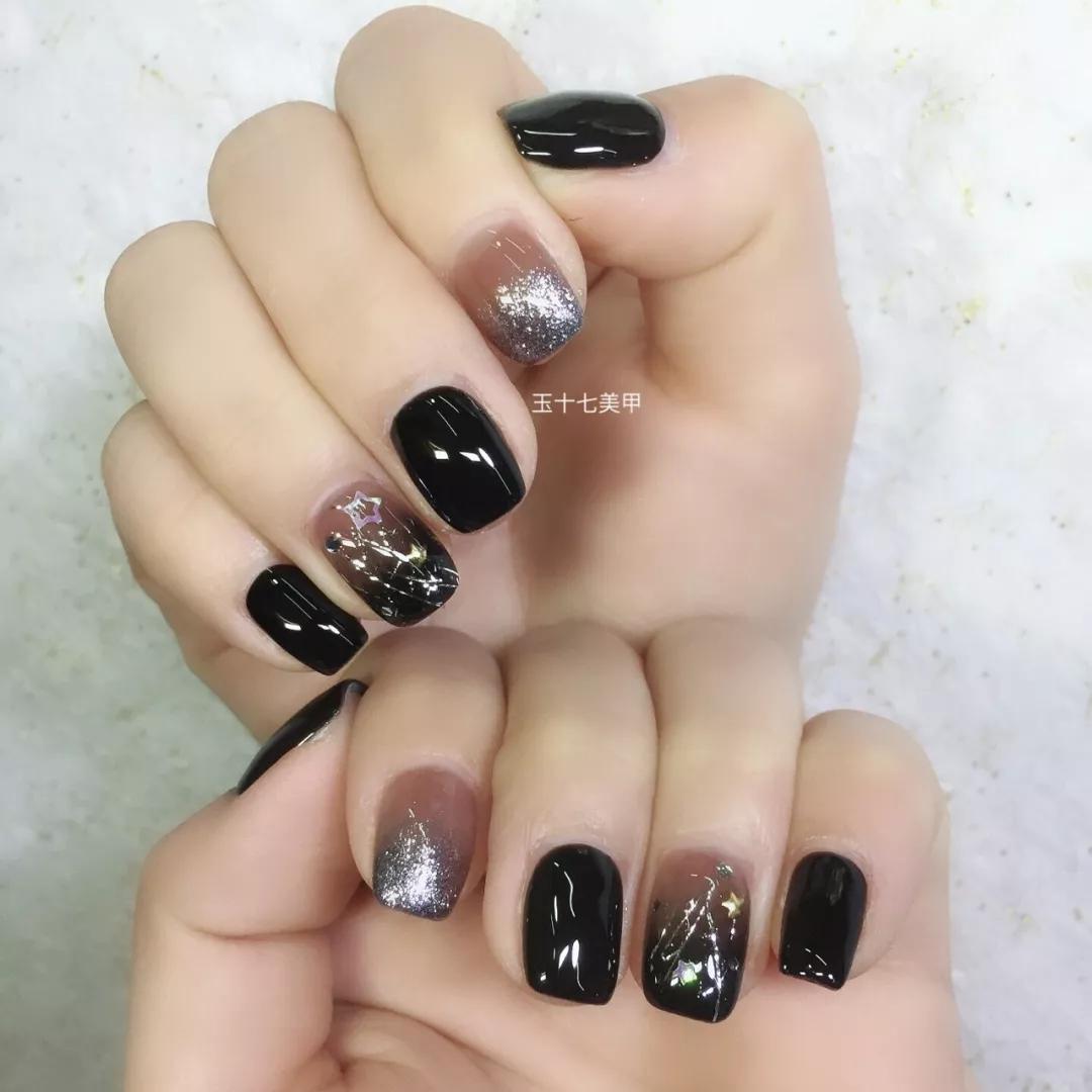 想不到透透的黑色美甲也能这么美！