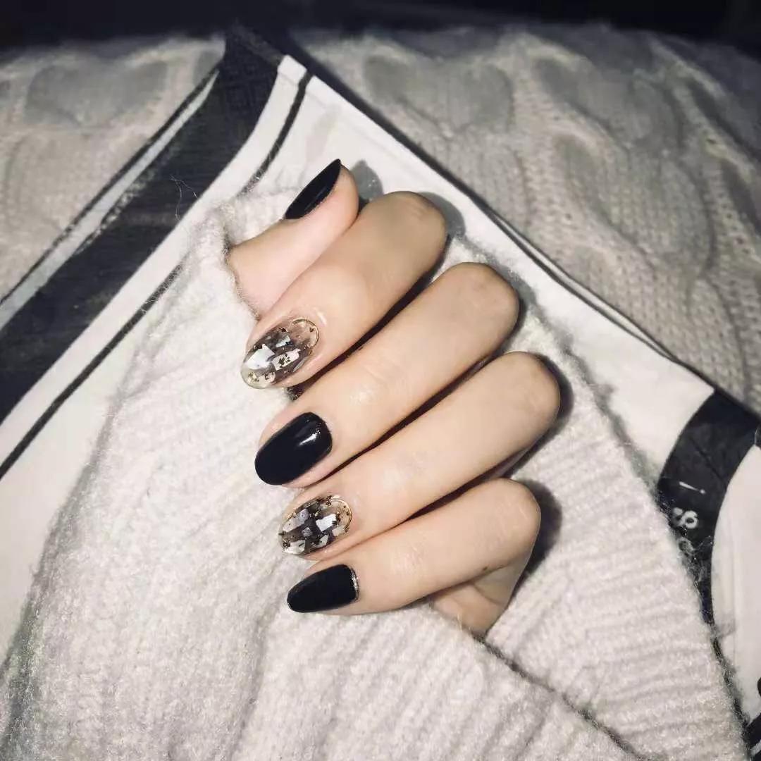 想不到透透的黑色美甲也能这么美！