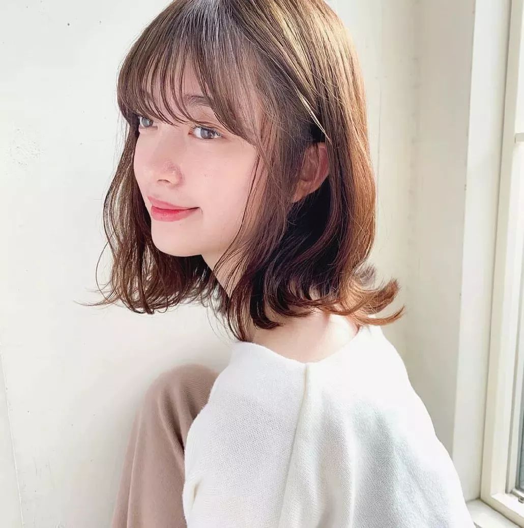 女生气质齐肩小外翻