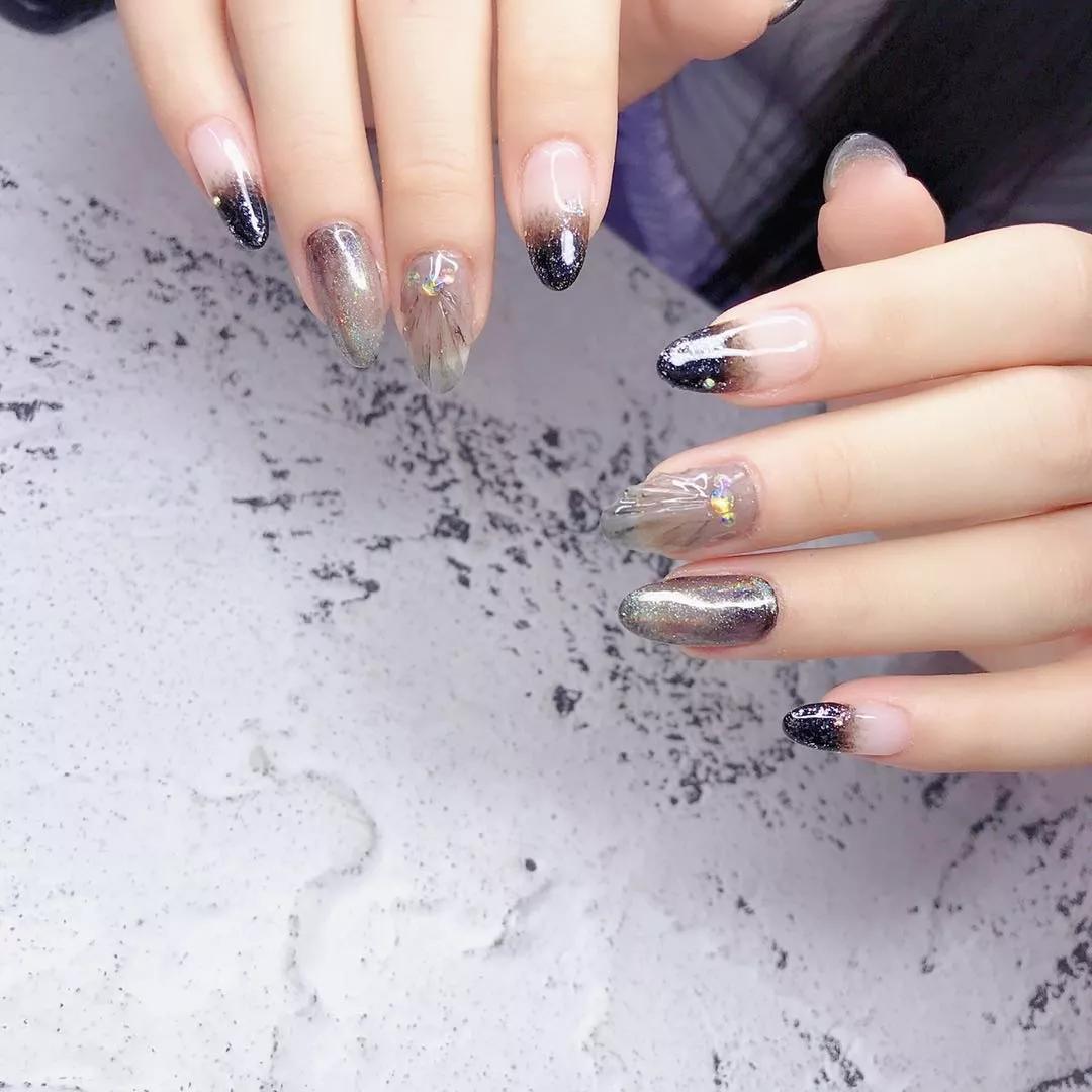 想不到透透的黑色美甲也能这么美！