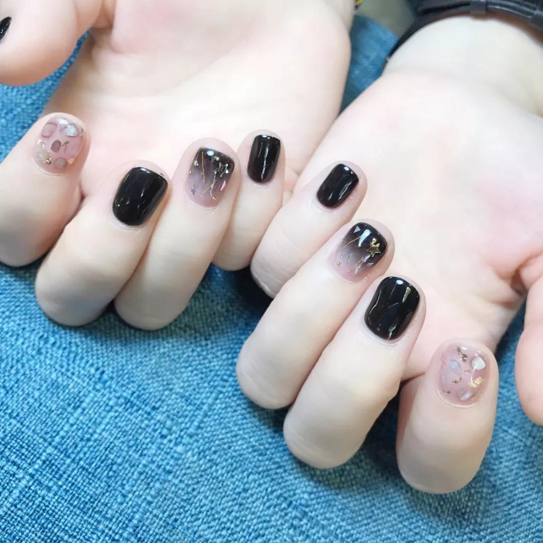 想不到透透的黑色美甲也能这么美！