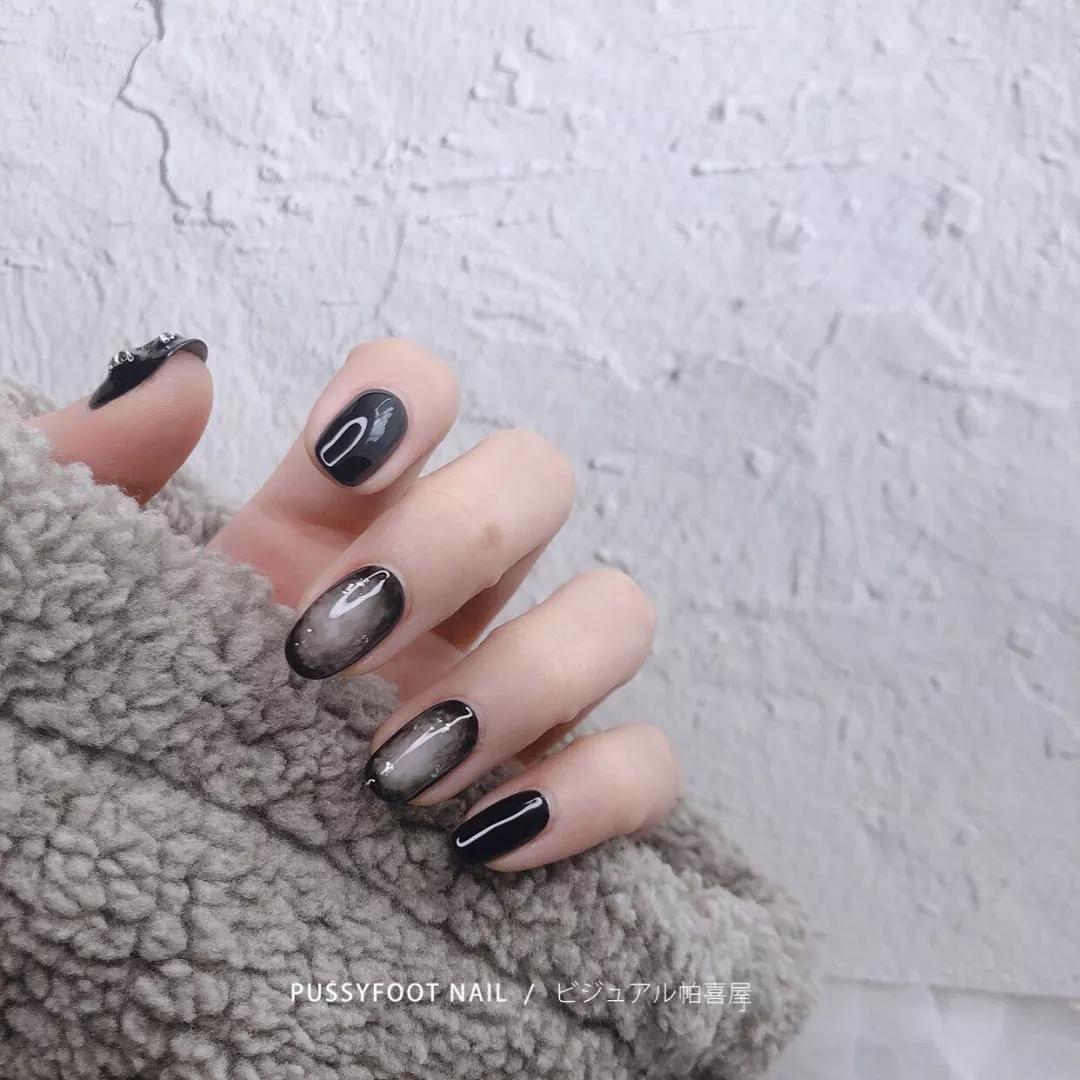 想不到透透的黑色美甲也能这么美！