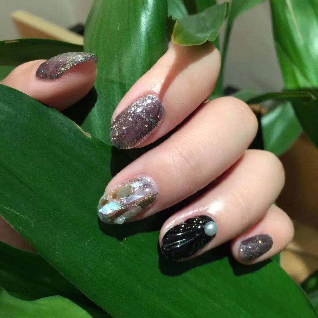 想不到透透的黑色美甲也能这么美！