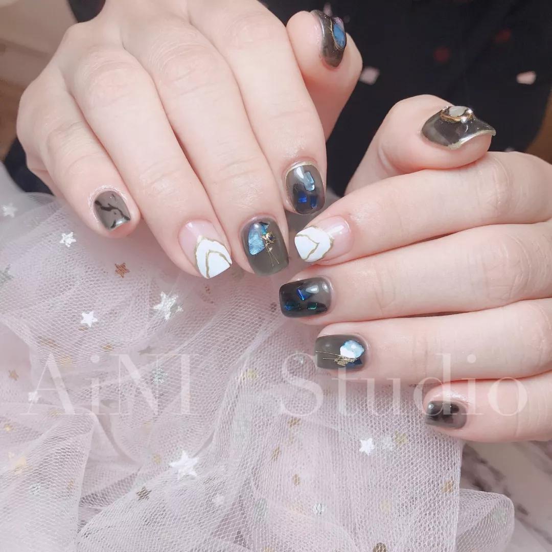 想不到透透的黑色美甲也能这么美！