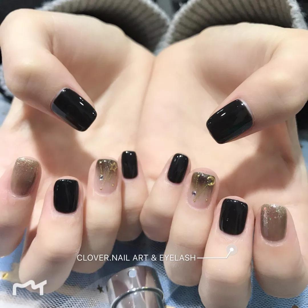 想不到透透的黑色美甲也能这么美！