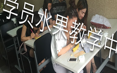 学员在仿生皮上练习中