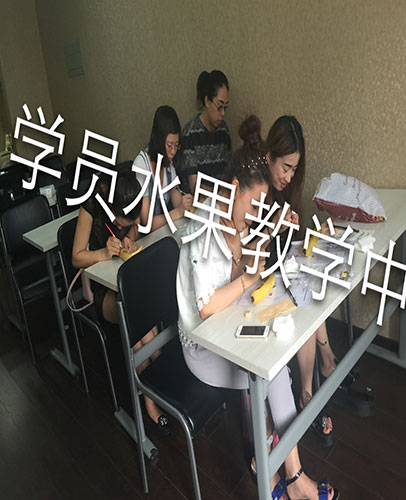 学员在仿生皮上练习中